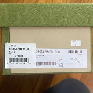 Size 39 women’s Gucci Princeton leather flats. Worn once excellent condition